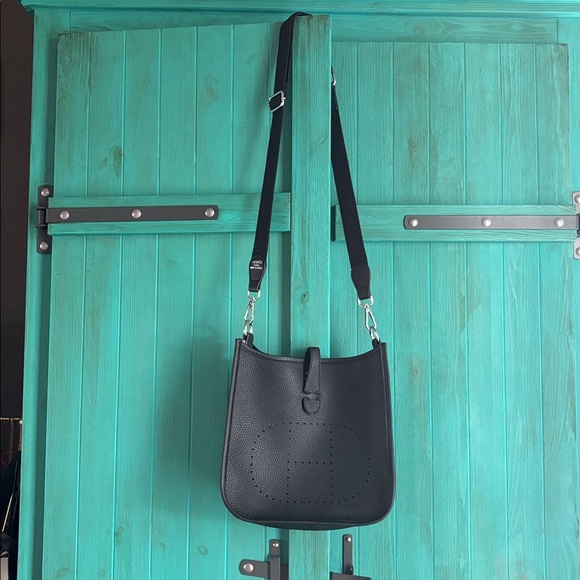 Evelyn inspired black crossbody bag - Picture 3 of 11